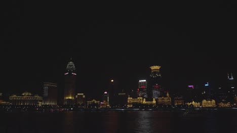 Gebäude-Auf-Der-Anderen-Seite-Des-Flusses-In-Shanghai-Während-Der-Nacht