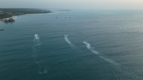 Jet-Ski-Boote-An-Der-Küste-Von-Nungwi-Beach-Auf-Der-Insel-Sansibar,-Luftaufnahme