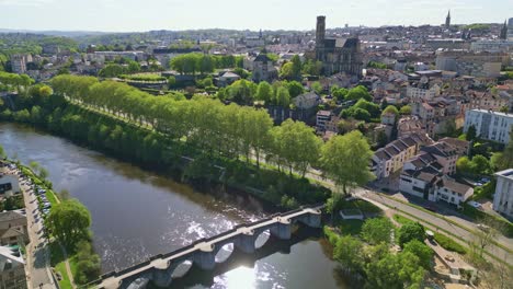 Point-Saint-Etienne-Fußgängerbrücke-Mit-Kathedrale-Im-Hintergrund,-Limoges-Riverside,-Frankreich