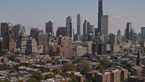 NYC-New-York-Luftaufnahme-V214-Überflug-Brooklyn-Cobble-Hill-Mit-Aufnahme-Eines-Grünen-Historischen-Wohnviertels-Vor-Dem-Hintergrund-Der-Modernen-Innenstadtlandschaft-–-Aufgenommen-Mit-Inspire-3-8k-–-September-2023