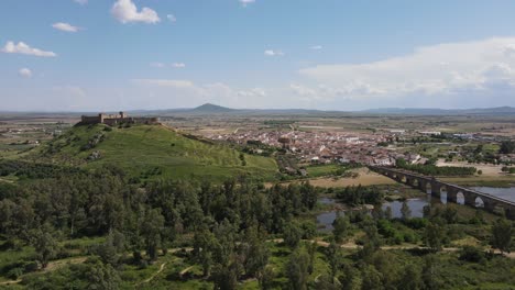 Descripción-Aérea-De-La-Ciudad-De-Medellín,-Badajoz,-España