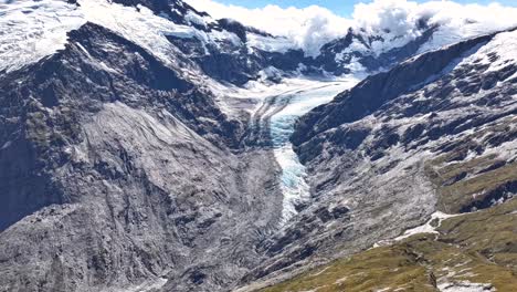 Rollende-Wolken-über-Hohen-Bergketten-Und-Eisgletschern-Im-Tal,-Wunderschöne-Neuseeländische-Landschaft