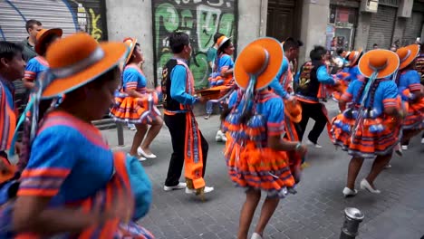 Pueblo-Boliviano-Bailando-Con-Ropas-Tradicionales-En-Un-Desfile-En-Madrid,-España