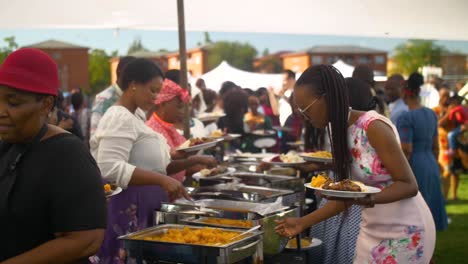 Sirviendo-Comida-A-Damas-Afuera-En-Una-Boda-Tradicional-Africana-En-Botswana