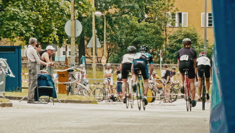 Ciclistas-Compitiendo-En-Una-Carrera-Callejera