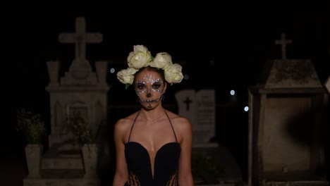 Mexikanerin,-Verkleidet-Als-Catrina,-Modelt-Und-Spaziert-Um-Mitternacht-Durch-Einen-Mexikanischen-Friedhof