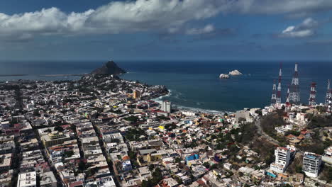 Drohne-Umkreist-Die-Küstenstadtlandschaft-Von-Mazatlan,-Sonniger-Tag-In-Sinaloa,-Mexiko