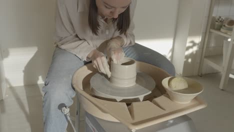 Una-Mujer-Trabajando-En-El-Torno-De-Alfarería