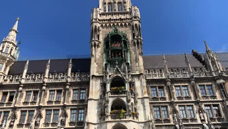 Erstaunliche-Aussicht-Auf-Das-Rathaus-Am-überfüllten-Marienplatz,-München,-Deutschland