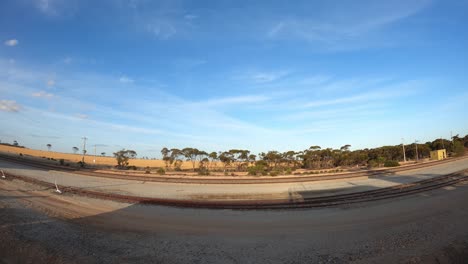 4k30-Timelapse-De-La-Estación-De-Ferrocarril-Y-Sombras-En-El-Interior-De-Australia