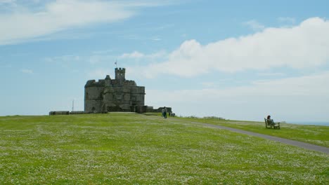 Pendenis-Castle-Weitwinkel-Mit-Touristen-Sonnigen-Tag