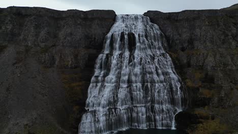 Drohnenaufnahme-Des-Dynjandi-Wasserfalls-In-Island-Im-Winter-Am-Morgen