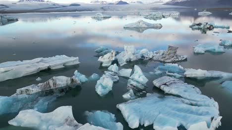 Glaciares-Flotando-Sobre-El-Agua-En-Islandia-Durante-El-Invierno-Por-La-Mañana.