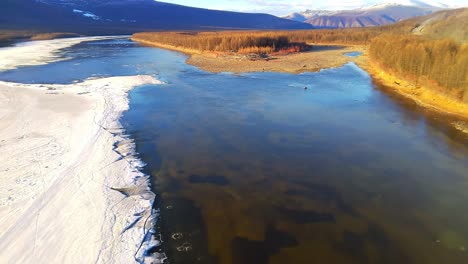 Deriva-De-Hielo-En-El-Río-Yakut-En-Primavera-Desde-Un-Dron