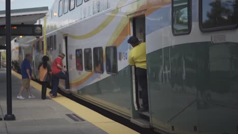 Este-Es-Un-Clip-De-Personas-Subiendo-Al-Sun-Rail,-Un-Tren-En-El-Centro-De-Florida.