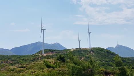 Masten-Von-Windkraftanlagen-Auf-Wilden-Naturhügeln-In-Der-Ägäis-Türkei,-Provinz-Datça