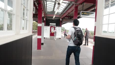 Gehen-Sie-Die-Treppe-An-Der-U-Bahnstation-Northwick-Park-Der-Metropolitan-Line-In-Harrow,-London,-Hinauf