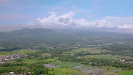 Hiperlapso-Aéreo-Del-Paisaje-Rural-Con-Montaña-Nublada