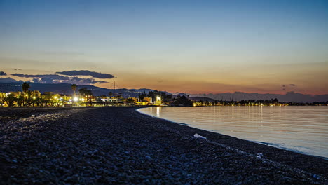 Romantische-Küstenstadt-Mit-Nachtlichtern-Und-Strand,-Zeitraffer-Ansicht