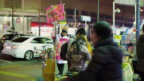 Vista-Frontal-De-Una-Tienda-De-Cómics-En-Japón,-Colorida-Por-La-Noche.