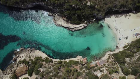 Türkisfarbenes-Wasser-Des-Strandes-Cala-Llombards-An-Einem-Sommertag-Auf-Mallorca,-Spanien