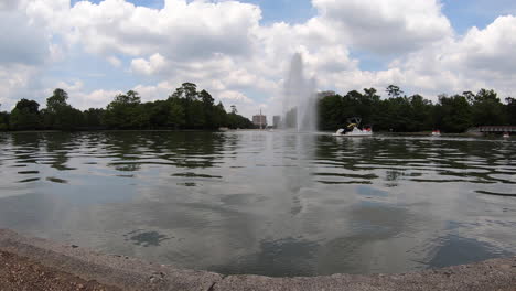 Time-lapse-of-fountain-at-Lake