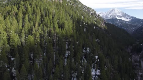 Mount-Timpanogos-Im-American-Fork-Canyon,-Luftaufnahme
