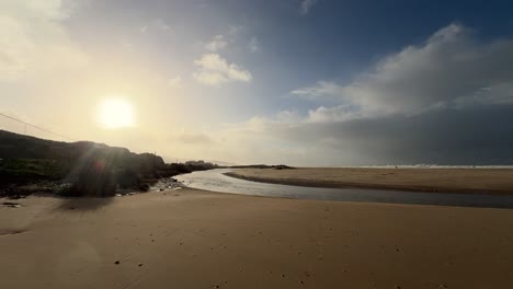 Statische-Ansicht-Eines-Sonnigen-Strandes-Mit-Einem-Zurückweichenden-Meeresteil