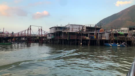 Bootsfahrt-Entlang-Des-Flusses-Mit-Kelong-An-Den-Seiten,-Aufgenommen-Auf-Einer-Der-Inseln-Vor-Hongkong