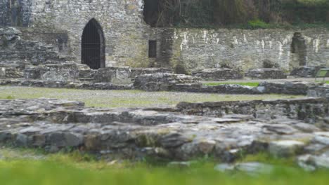 Ruinas-Del-Antiguo-Monumento-De-La-Abadía-De-Mellifont-En-Tullyallen,-Condado-De-Louth,-Irlanda