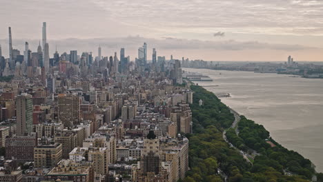 NYC-New-York-Luftaufnahme-V238-Drohnenüberflug-über-Die-Upper-West-Side-Mit-Erfassung-Des-Hudson-River,-Des-Wohngebiets-Bloomingdale,-Des-Central-Parks-Und-Der-Stadtlandschaft-Von-Midtown-Manhattan-–-Aufgenommen-Mit-Inspire-3-8k-–-September-2023
