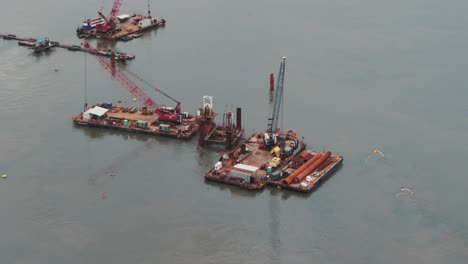 Vista-Aérea-De-Primer-Plano-De-Plataformas-Flotantes-En-Grúas-De-Carga-En-El-Puerto-De-São-Francisco-Do-Sul.