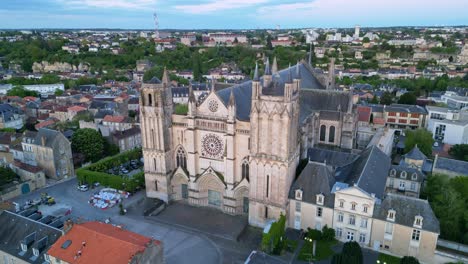 Kathedrale-Von-St.-Peter-Oder-Pierre-In-Der-Stadt-Poitiers,-Frankreich