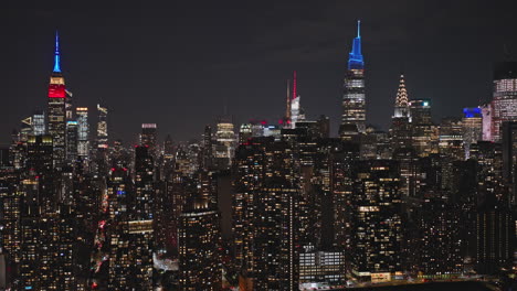 Nyc-Nueva-York-Antena-V165-Drone-Sobrevuelo-East-River-Capturando-El-Paisaje-Urbano-Nocturno-Iluminado-Del-Centro-De-Manhattan-Con-Densos-Y-Brillantes-Rascacielos---Filmado-Con-Inspire-3-8k---Septiembre-De-2023