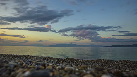 Felsstrand-Und-Fließende-Wolken,-Zeitraffer-Ansicht