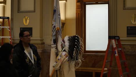 Jefe-Llevando-Una-Bandera-En-El-Homenaje-A-La-Bandera-De-La-Ute-En-El-Edificio-Del-Capitolio-De-Denver.