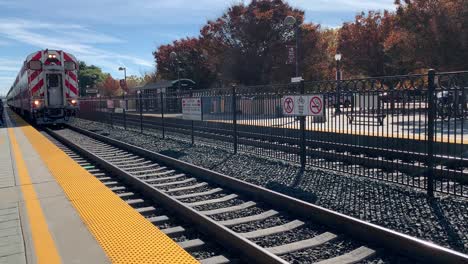 A-Caltrain-heading-to-San-Francisco-arriving-to-to-the-passenger-platform-to-pick-up-commuters-from-Mountain-View,-California