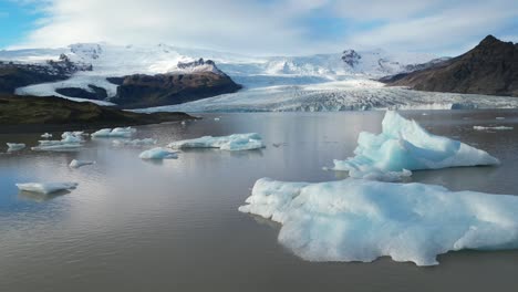 Drone-Pasando-Por-Pequeños-Glaciares-Flotando-En-Un-Lago-En-Islandia-Durante-El-Invierno