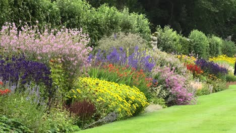 Das-Staudenbeet-Im-Pitmedden-Garten-Mit-Einer-Gruppe-Von-Touristen,-Die-Es-Bewundern