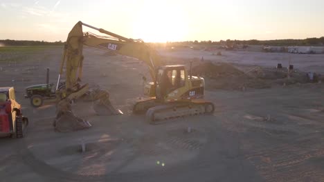 Drohne-Kreist-Um-Einen-Geparkten-Cat-Bagger-Auf-Einer-Baustelle