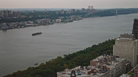 NYC-New-York-Luftaufnahme-V244-Überflug-Morningside-Heights-Upper-Manhattan,-Aufnahme-Des-Verkehrs-Auf-Dem-Henry-Hudson-Parkway-Entlang-Des-Hudson-River-Und-Der-Stadtansichten-Von-Harlem-–-Aufgenommen-Mit-Inspire-3-8k-–-September-2023