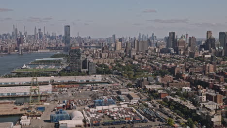 NYC-New-York-Luftaufnahme-V197-Drohnenüberflug-über-Eine-Industriewerft-Im-Hafenviertel,-Erfassung-Von-Wohngebieten-Auf-Dem-Kopfsteinpflaster-Und-Der-Innenstadt-Von-Brooklyn-–-Aufgenommen-Mit-Inspire-3-8k-–-September-2023
