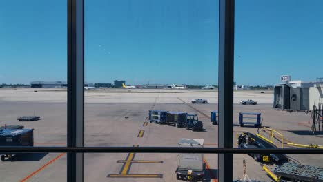 American-Airlines-En-La-Terminal-Del-Aeropuerto-Internacional-De-Miami-Trabajadores-Vacíos-Conduciendo-Afuera-Solo-Unos-Pocos-Aviones-En-Segundo-Plano-Debido-A-Las-Restricciones-De-Cancelaciones-Del-Coronavirus-Covid-19-Y-Cierres-De-Fronteras