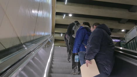 Rolltreppe-In-Der-U-Bahn-Mit-Menschen-Nach-Oben
