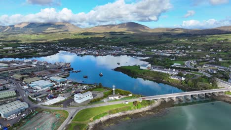 Drohnenbrücke-Zum-Fischereihafen-Von-Castletownbere-Mit-Der-Stadt-Und-Den-Bergen-Von-West-Cork,-Irland-Im-Hintergrund