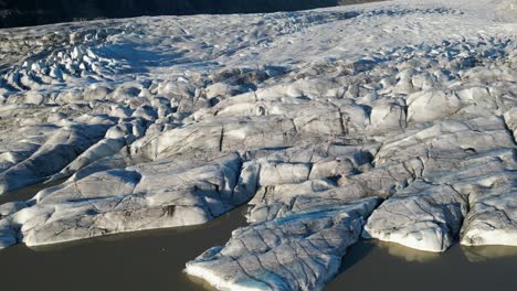 Toma-De-Drone-De-Un-Glaciar-En-Islandia-Durante-El-Invierno-Por-La-Mañana5