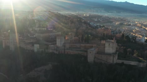 Rayo-De-Sol-Sobre-El-Histórico-Palacio-De-La-Alhambra-Durante-El-Amanecer-En-Granada,-Andalucía,-España