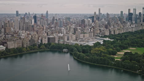 NYC-New-York-Luftaufnahme-V242-Drohnenüberflug-über-Central-Park,-Der-Die-Wohngebiete-Der-Upper-East-Und-West-Side-Sowie-Das-Stadtbild-Von-Midtown-Manhattan-In-Der-Skyline-Einfängt-–-Aufgenommen-Mit-Inspire-3-8k-–-September-2023