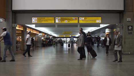 Leute,-Die-Mit-Koffern-Am-Flughafen-Herumlaufen