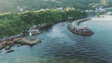 Vista-Aérea-De-Los-Faros-Del-Canal-Del-Distrito-Turístico-Barra-Da-Lagoa,-Santa-Catarina,-Florianópolis,-Brasil